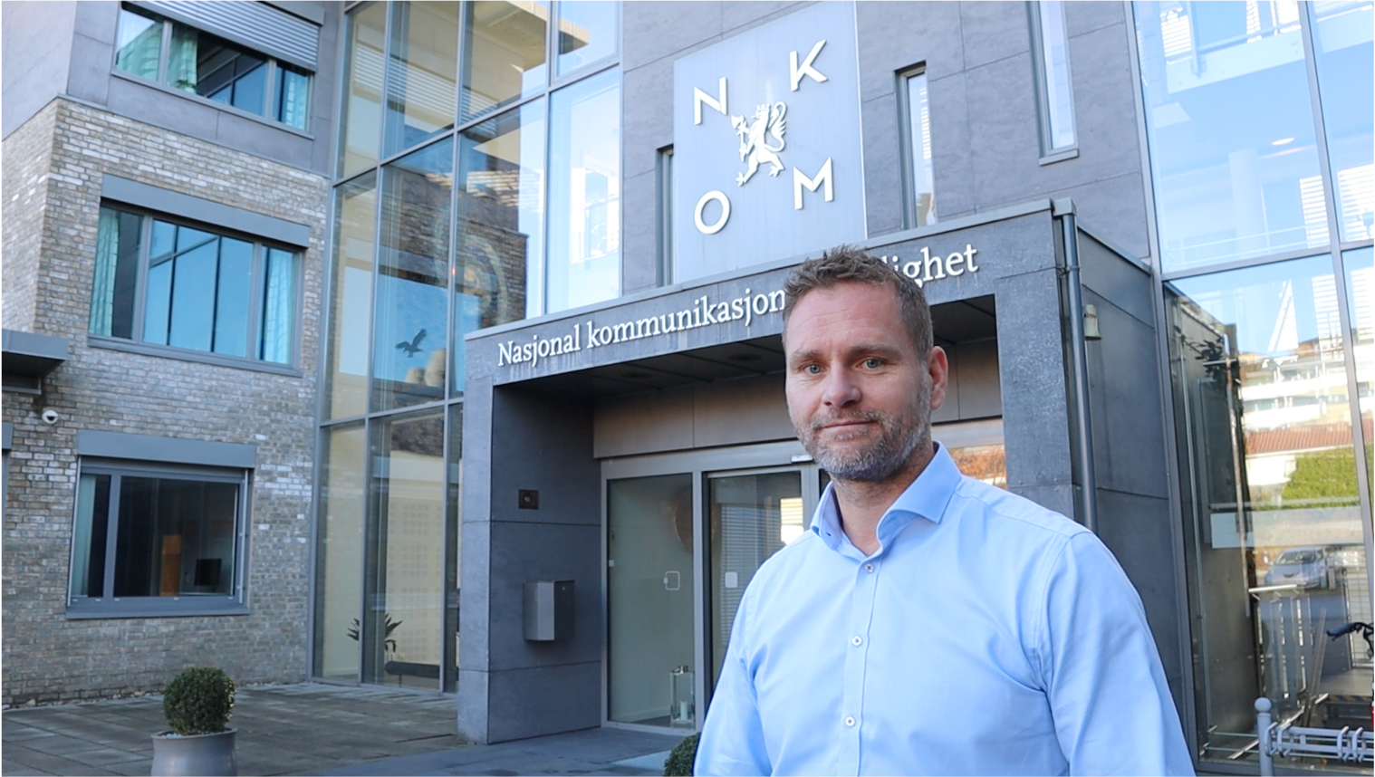 Gisle Stavland foran Nkom sin hovedinngang