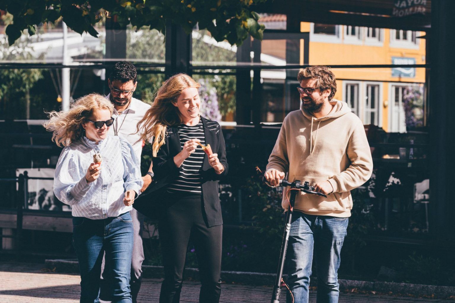 Glade konsulenter med is