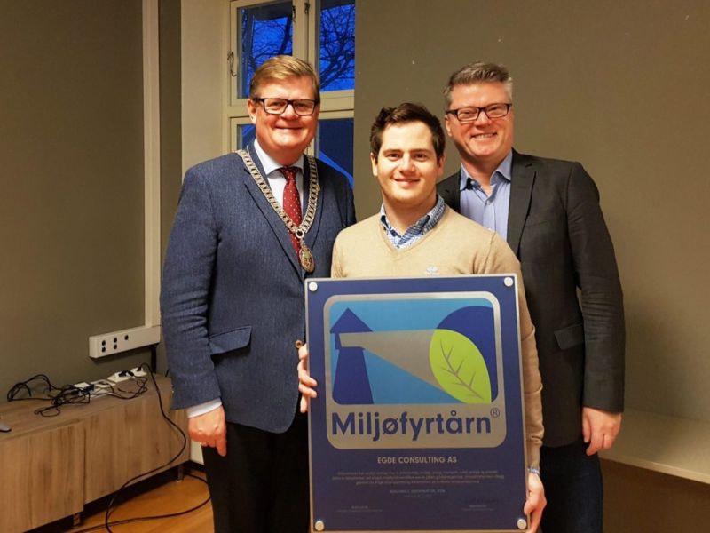 Overrekelse av diplom etter Miljøfyrtårnsertifisering