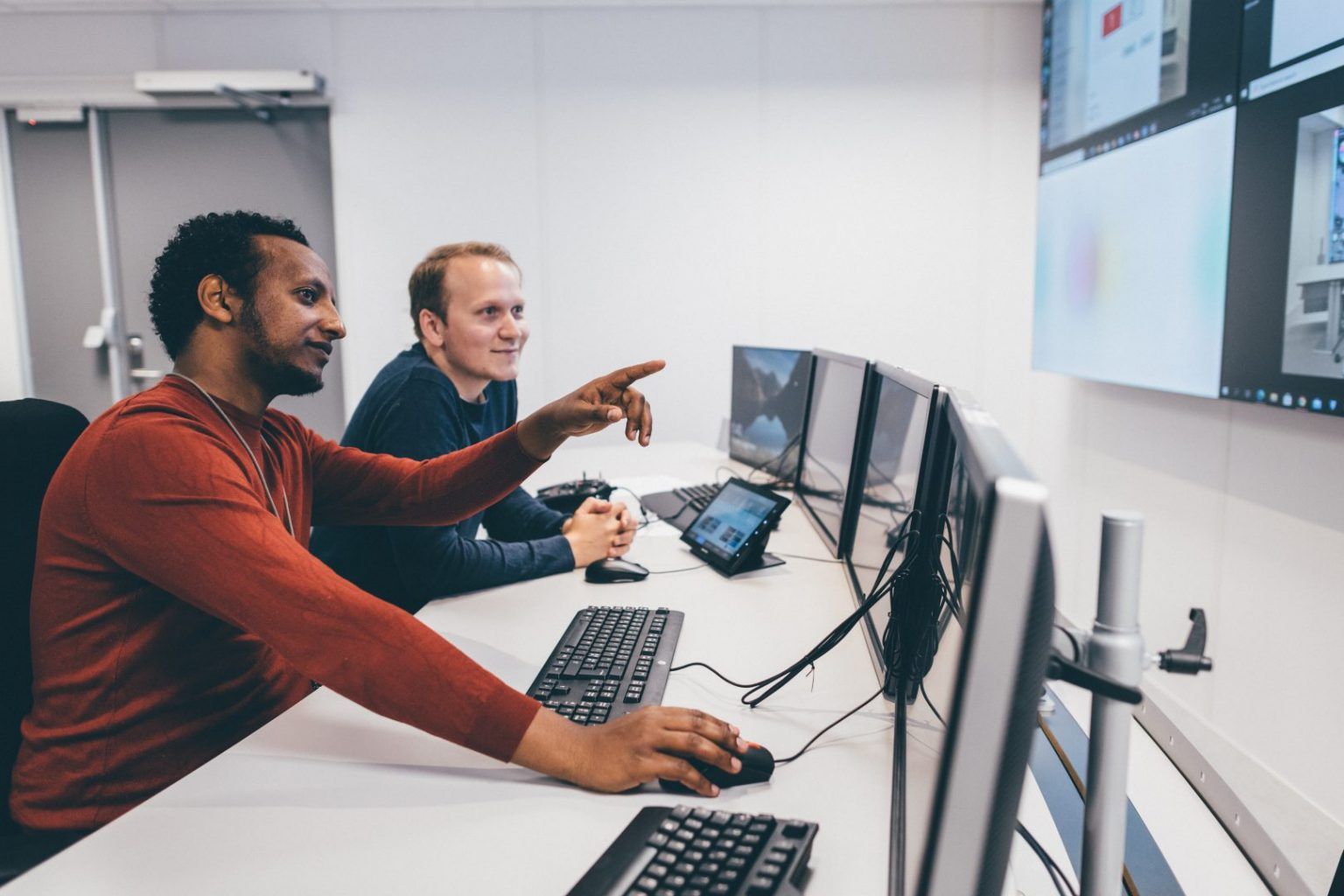 To konsulenter i observasjonsrom