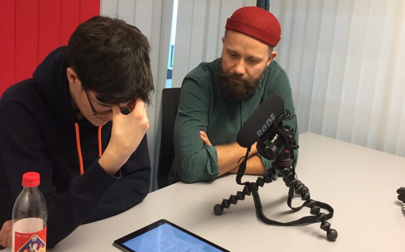 To personer i en brukertestsituasjon