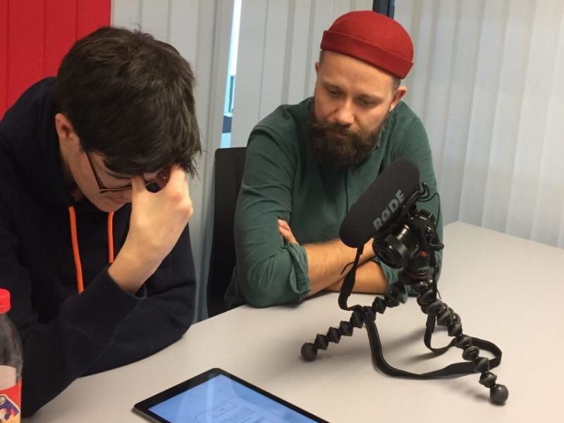 To personer i en brukertestsituasjon