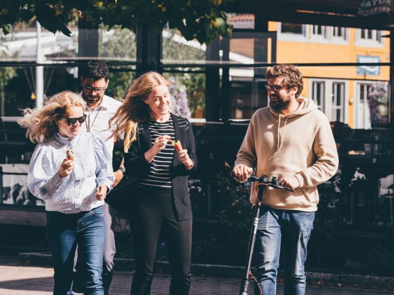 Glade konsulenter med is