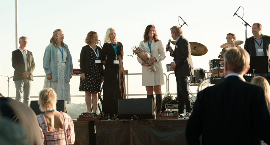 Personer fra Techpoint på en scene under prisutdelingen