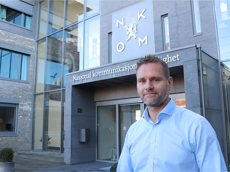 Gisle Stavland foran Nkom sin hovedinngang