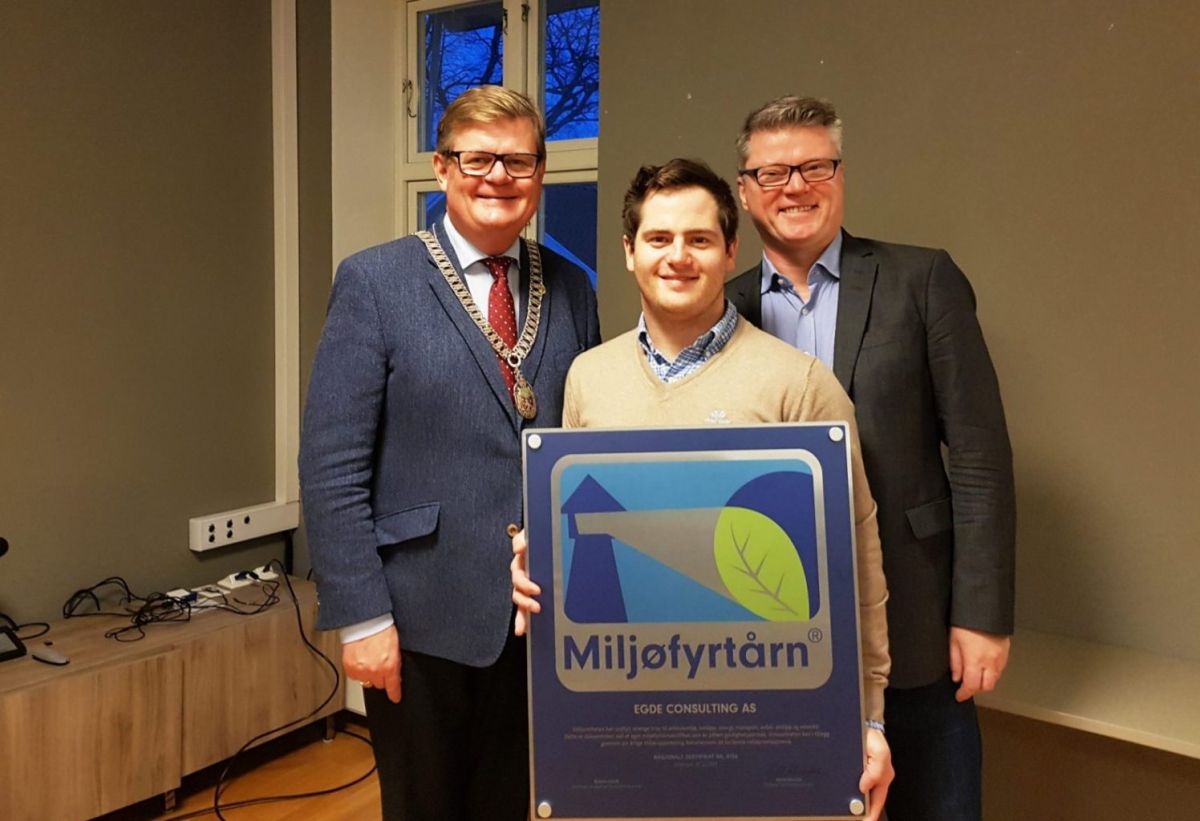 Overrekelse av diplom etter Miljøfyrtårnsertifisering