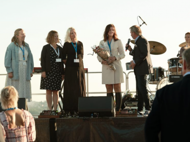 Personer fra Techpoint på en scene under prisutdelingen