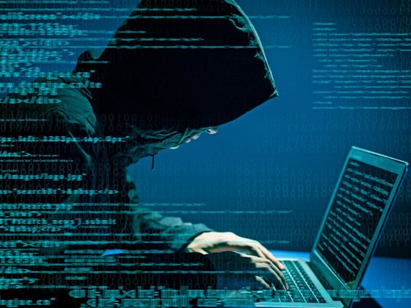 Hacker i hettegenser foran laptop