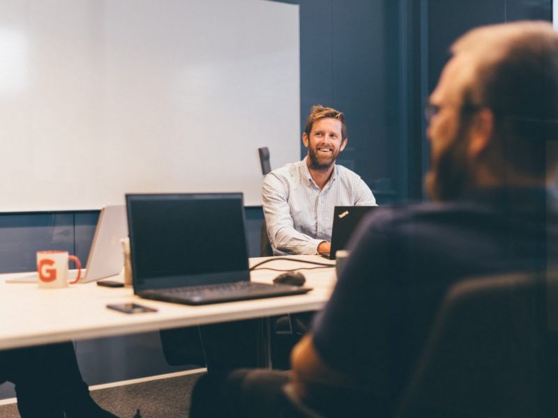 To konsulenter i møterom