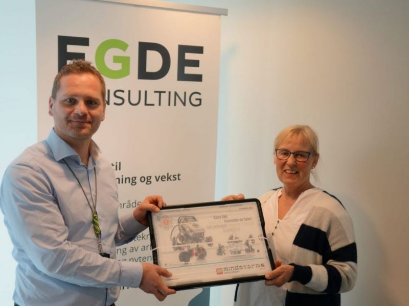 Egde Consulting overrekker Lego Mindstormsett til Tvedestrand Kodeklubben