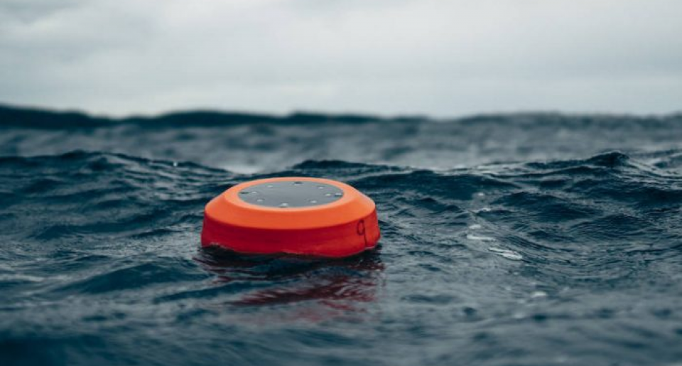 Smart-bøye i vannet. Foto.