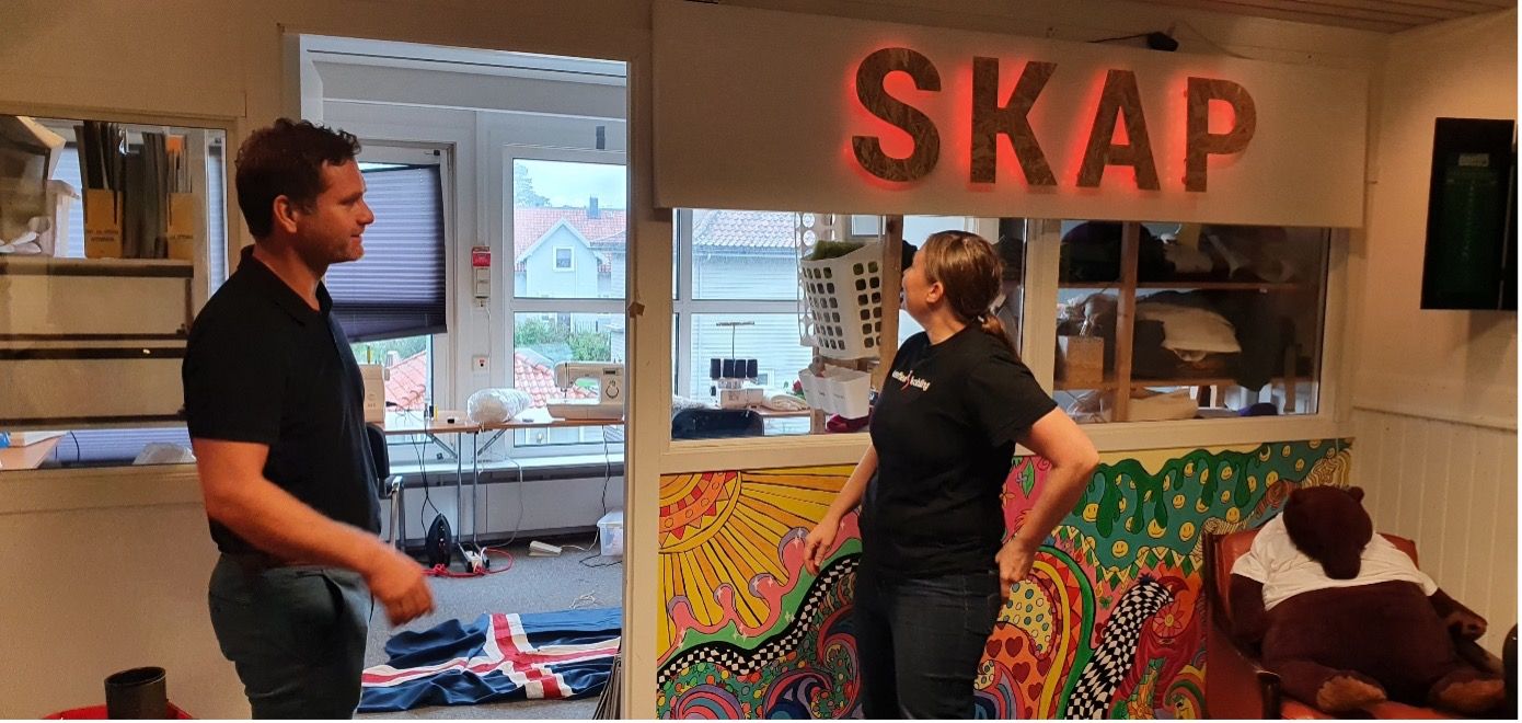 To personer inne i Næringshagen