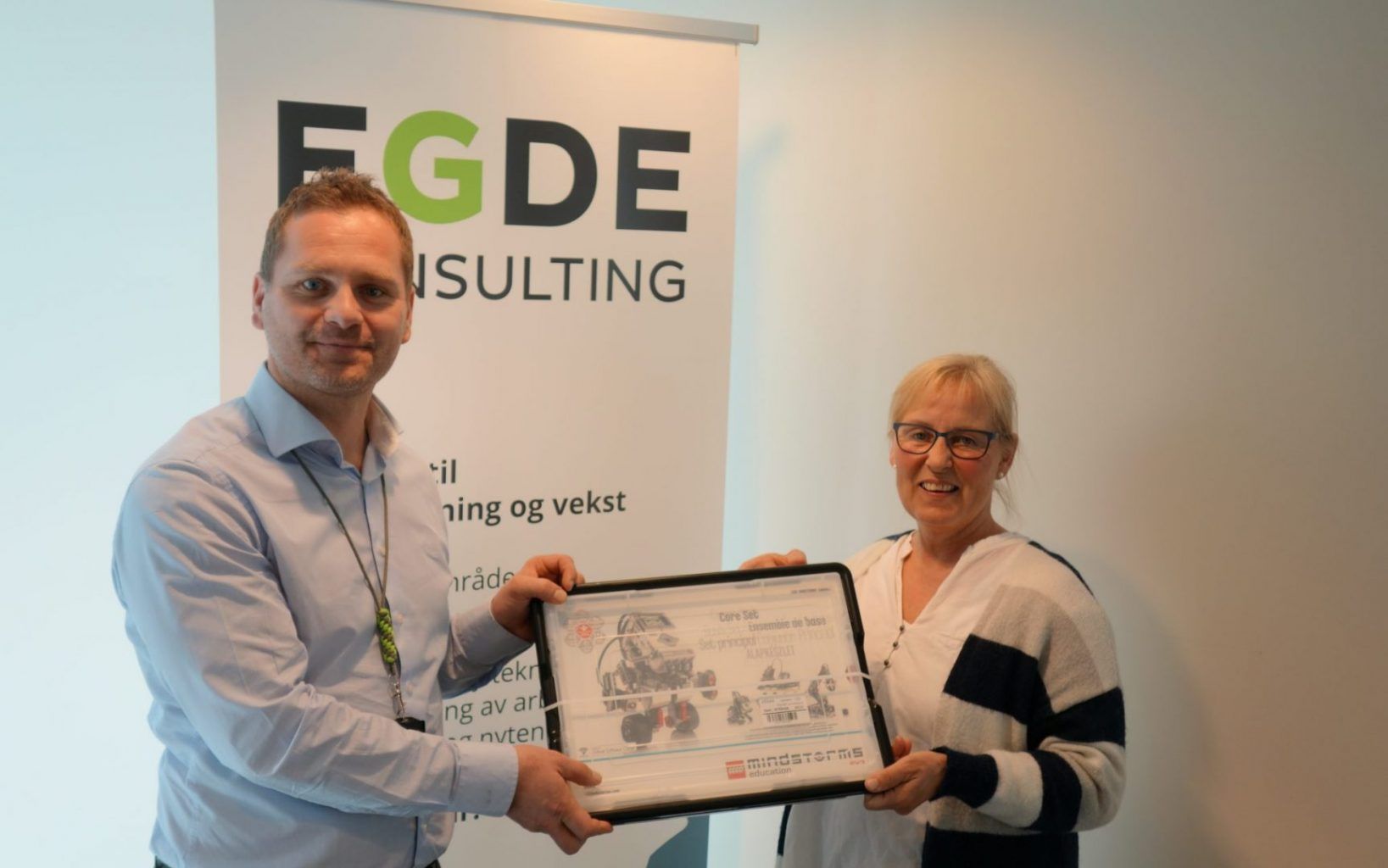 Egde Consulting overrekker Lego Mindstormsett til Tvedestrand Kodeklubben