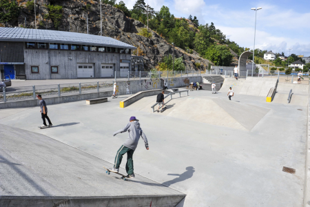 Ungdommer skater i Nybyen skatepark. Foto.